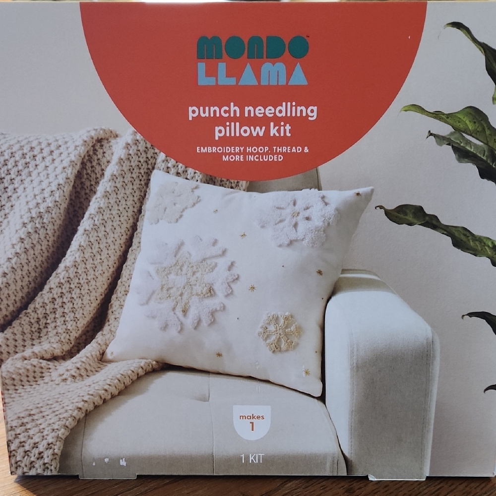 Mondo Llama Punch Needling Pillow Kit (Snowflakes) New Unopened Box